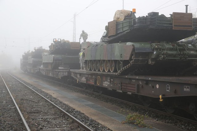 
Xe tăng chiến đấu chủ lực M1A1 Abrams di chuyển đến Đông Âu
