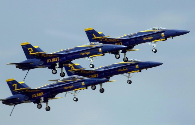 Phi đội bay nhào lộn Blue Angels của Hải quân Mỹ được thành lập năm 1946. Đây là đội bay nhào lộn lâu đời thứ 2 trên thế giới.