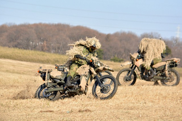 Lính bắn tỉa tới vị trí chiến đấu bằng mô tô.