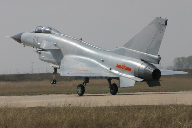 Chengdu J-10 là chiến đấu cơ 1 động cơ và 1 chỗ ngồi do Trung Quốc phát triển.