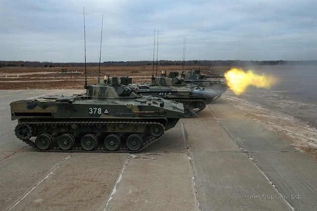 Trước Rakushka và xe chiến đấu BMD-4M, Sputnik cũng từng tiết lộ những vũ khí mới của Nga tham gia kỷ niệm Ngày chiến thắng, cụ thể: Pháo tự hành Coalisia, siêu tăng T-14 Armata, xe bọc thép BTR Shell, xe BMP Boomerang, BMP Kurganets, hệ thống tên lửa bảo vệ bờ thế hệ mới Bal-E cùng tổ hợp Bastion cải tiến... Trong ảnh: Xe chiến đấu BMD-4M.