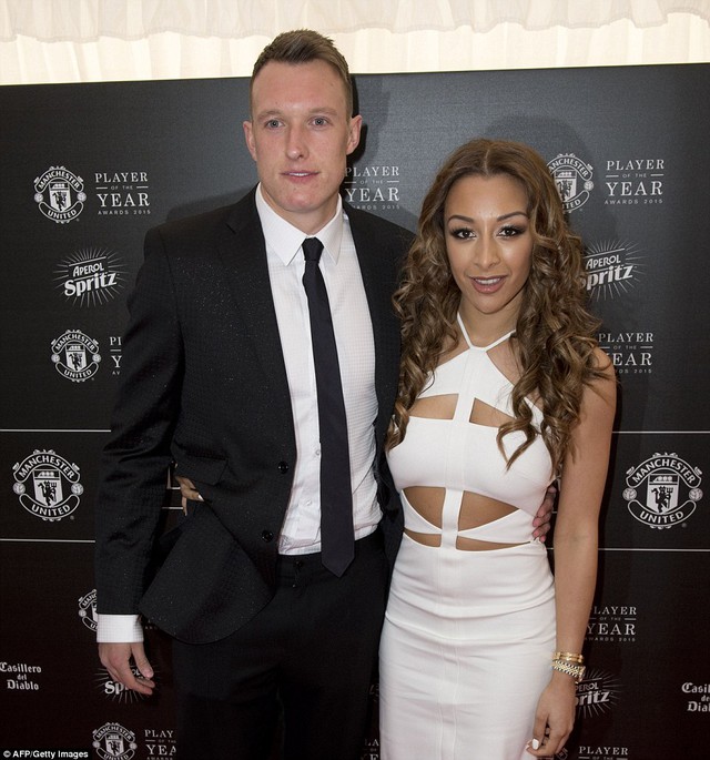 Phil Jones có cô bạn gái Kaya Hall rất nóng bỏng