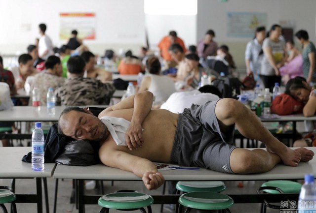 Chìm trong giấc ngủ ngay trên bàn học sinh. Đây là một ngôi trường được trưng dụng để giúp các nạn nhân Thiên Tân có nơi tạm trú.