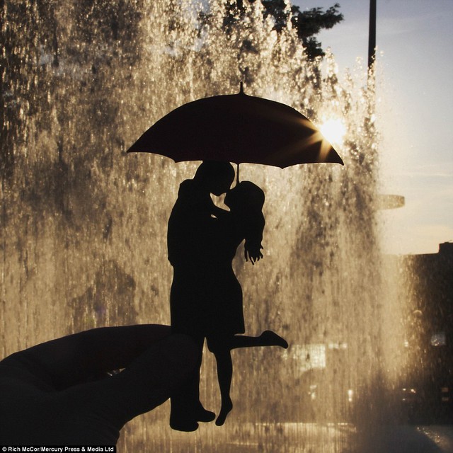 
Đôi tình nhân hôn nhau dưới mưa được chụp tại đài phun nước Southbank.
