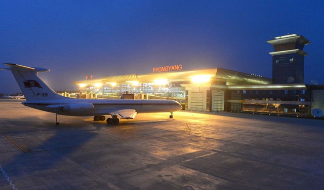 Một chiếc máy bay đậu gần nhà ga mới xây khang trang, hiện đại thuộc sân bay quốc tế Bình Nhưỡng. Ảnh được đăng tải ngày 1.7.2015.
