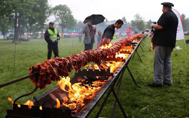 
Xiên thịt nước dài nhất thế giới với chiều dài 132 m và nặng 650 kg tại thành phố Zakopane, Ba Lan.
