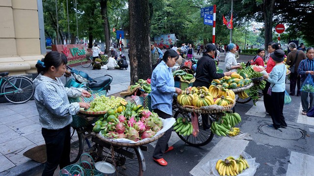 Nằm bên bờ Hồ Gươm, khu chợ đuổi đầu phố Báo Khánh chủ yếu là hoa quả, trái cây.