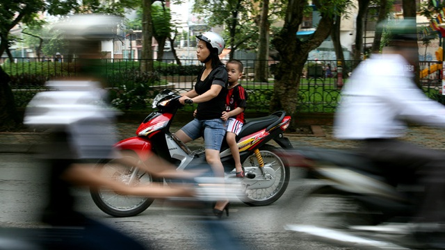 
Đa phần người lớn vì tiện thể nên đã không dùng địu để đảm bảo an toàn cho trẻ, khi tai nạn xảy ra mới ân hận thì đã muộn. (Ảnh chụp trên phố Ngọc Lâm).
