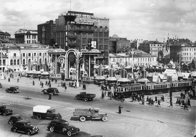 15. Bức ảnh Quảng trường Pushkinchụp tại Moscow năm 1940/ Tác giả Naum Granovsky