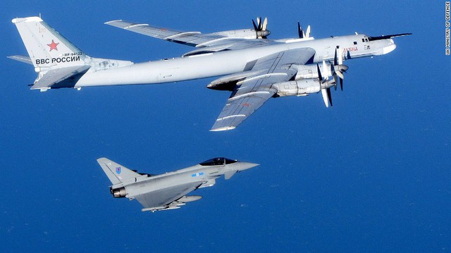 Một chiếc máy bay ném bom Tu-95 của Nga được hộ tống bởi tiêm kích Typhoon của Không quân Anh hồi tháng 9/2014.