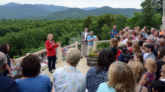 Bà Clinton phát biểu trước đám đông tại Glen, New Hampshire. Ảnh: Getty