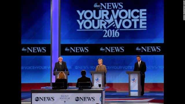 Trên sân khấu từ trái sang: Bernie Sanders, Hillary Clinton, và Martin OMalley.