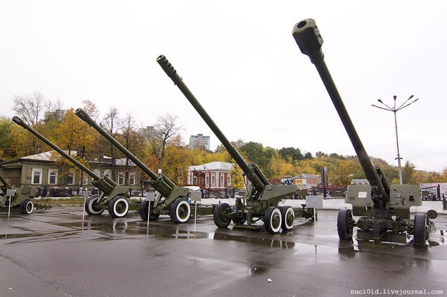 
Pháo M-46 130 mm (ngoài cùng phía trái) và M-47 152 mm (bên cạnh).
