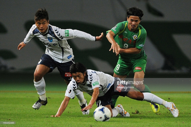 Masaaki Ideguchi (phía trước) trong màu áo Yokohama FC.