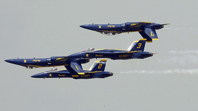 Đội bay Blue Angels với 6 chiếc F/A-18 Hornet trình diễn tại hơn 72 triển lãm và 34 địa điểm trên khắp nước Mỹ mỗi năm.