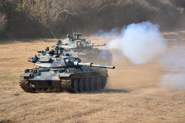 Các xe tăng Type 74 phô diễn hỏa lực.