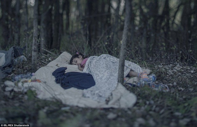 
Lamar, 5 tuổi, đến từ Baghdad, ngủ trên một chiếc chăn ở trong rừng gần Horgos, Secbia.
