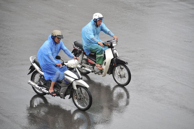 
Những cơn mưa lạnh khiến ai cũng vội vã trở về nhà.
