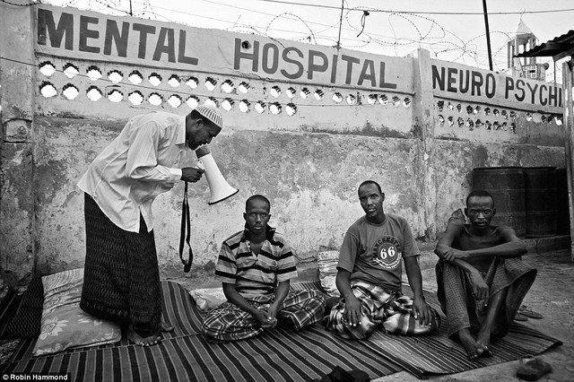 
Nhiều gia đình ở Somali đem người thân bị bệnh tâm thần đến thầy mo để mong được cứu chữa.
