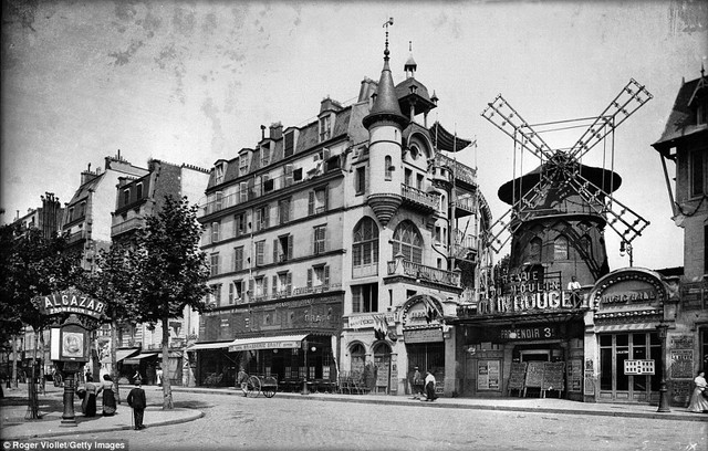 
Moulin Rouge thuộc quyền sở hữu của 2 thương gia Joseph Oller và Charles Zidler. Trước đây, hộp đêm này có tên là White Queen Dance Hall.
