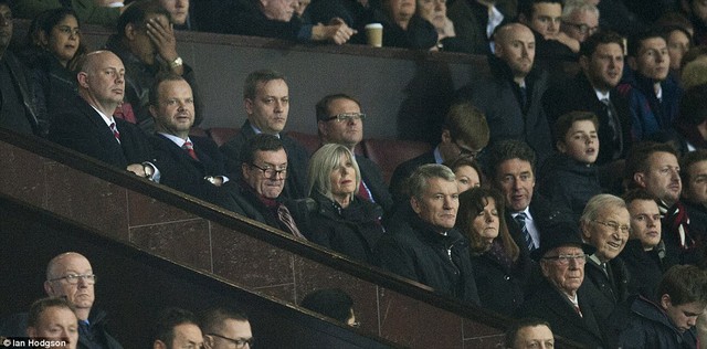 
GĐĐH kiêm Phó chủ tịch Man United, Ed Woodward (mặc áo vest, cà vạt đỏ, thứ 2 từ trái sang) cũng đến xem trận đấu.
