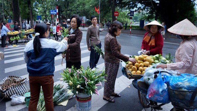 Do vỉa hè quá hẹp nên mọi việc mua bán đều diễn ra dưới lòng đường và cũng tan khi có đội trật tự phường sở tại đi đuổi.