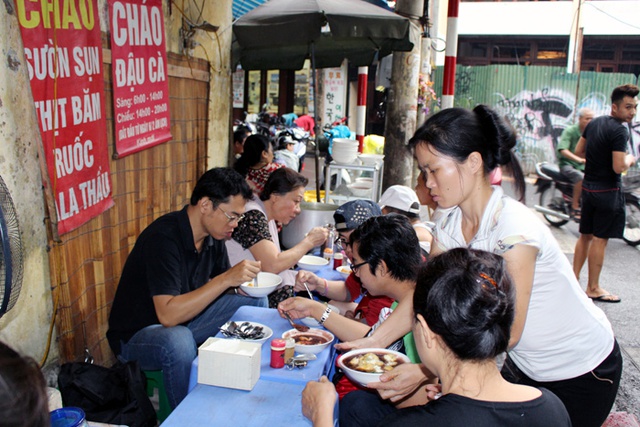 Những ngày đầu tuần hoặc ngày tuần, ngày rằm rất đông thực khách ăn chay tìm tới quán cháo bà Oanh