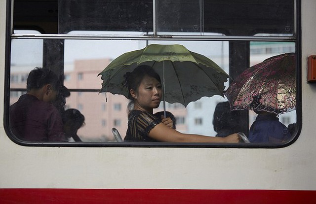 
Những người phụ nữ này che ô để tránh nóng ngay cả khi đang ngồi trên xe.
