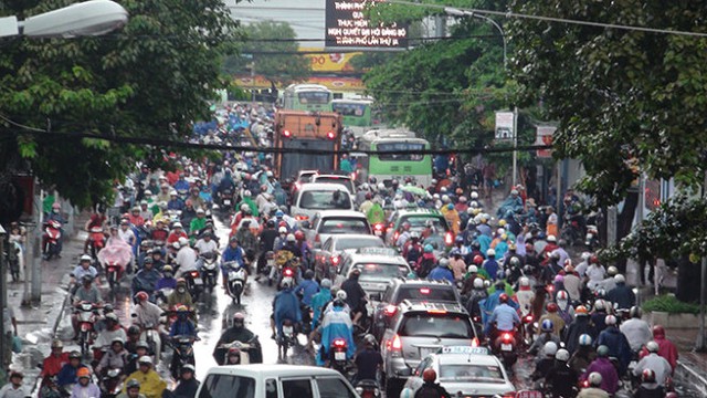 Ngã ba Phan Đăng Lưu và Nơ Trang Long, Q.Bình Thạnh kẹt cứng từ chiều - Ảnh: Đức Phú