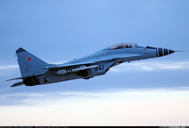 
MiG-29K với tên lửa không đối không tầm trung tiên tiến RVV-AE. Ảnh: Airliners.net.
