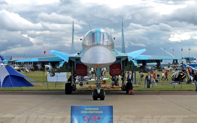 Thú mỏ vịt Su-34 có thể mang được nhiều loại vũ khí tiên tiến. Ảnh: Airliners.net