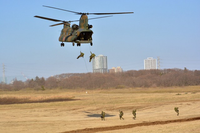 Lính dù trượt xuống đất bằng dây từ trực thăng CH-47.