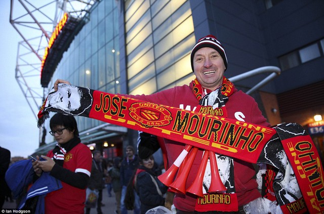 
Một NHM Quỷ đỏ công khai bày tỏ hy vọng Mourinho về thay Van Gaal.
