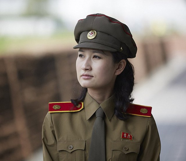 
Một phụ nữ mặc đồng phục quân đội
