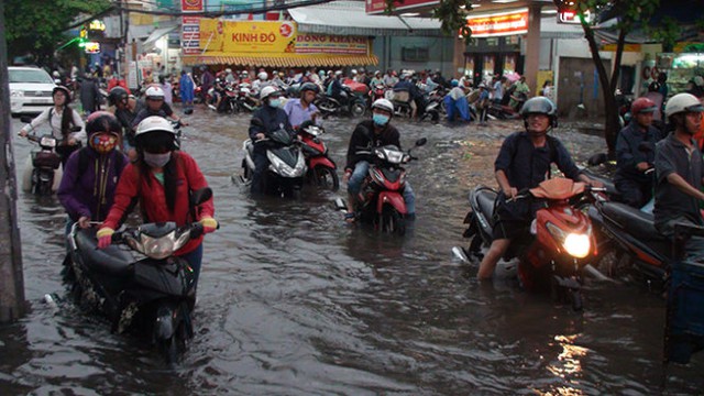 Nhiều người dân dắt bộ xe máy trên đường Nguyễn Xí - Ảnh: Đức Phú