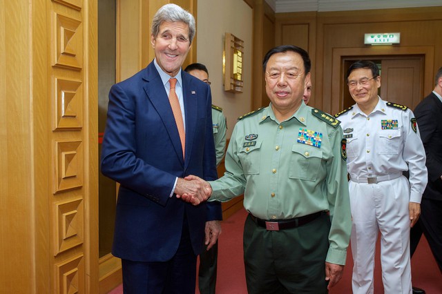 Ngoại trưởng Mỹ John Kerry (trái) bắt tay phó Chủ tịch Quân ủy Trung ương Trung Quốc Phạm Trường Long tại cuộc hội kiến hôm 16/5. Ảnh: Flickr.