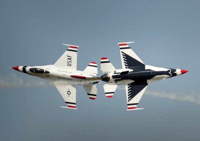 Đội bay Thunderbirds của Không quân Mỹ đồn trú tại căn cứ không quân Nellis ở Nevada.