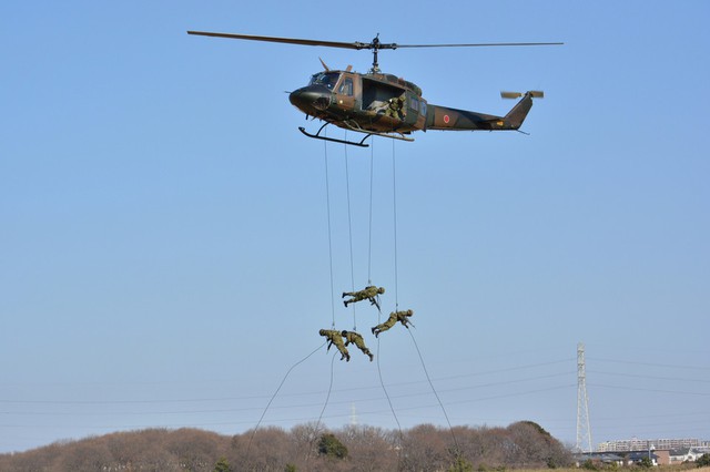 Lính dù được triển khai bằng dây từ trực thăng UH-1.