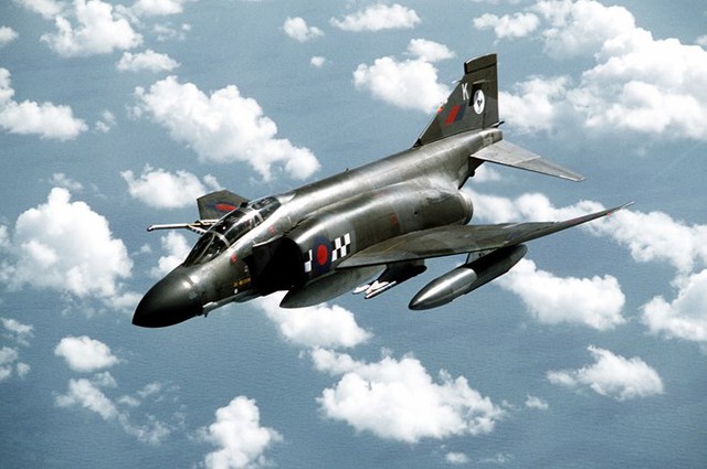 Phantom là máy bay chiến đấu cỡ lớn với tốc độ tối đa hơn Mach 2,2. Phi cơ có thể mang theo 8,4 tấn vũ khí trên 9 giá treo bên ngoài, bao gồm cả tên lửa không đối không và không đối đất cùng các loại bom khác.