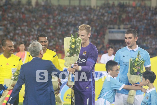 Chủ tịch VFF - Lê Hùng Dũng, lấy một bó hoa khác tặng bù cho Joe Hart.