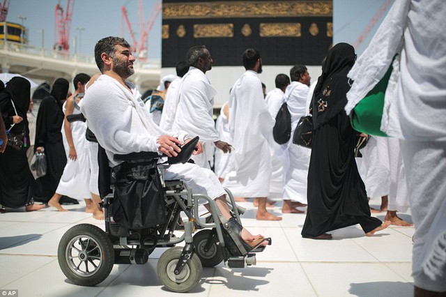 
Một tín đồ khuyết tật phải ngồi xe lăn nhưng vẫn quyết tâm tới Mecca hành lễ. Ảnh: AP
