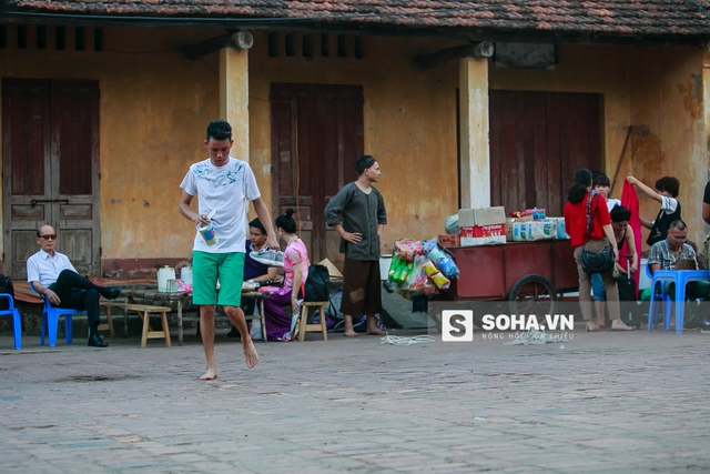 
Dáng người cao lênh khênh của Hiệp Gà khi trở lại quán nước với chai bia và gói lạc đang dùng dở.
