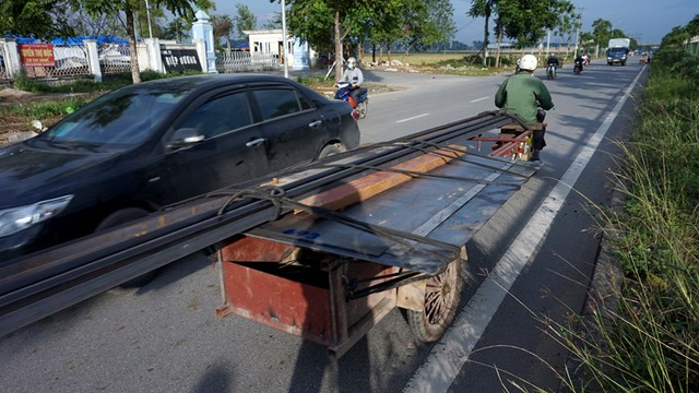 
Khoảng cách các phương tiện đi đúng luật và phạm luật rất gần, tai nạn luôn cận kề trên những đoạn đường này.
