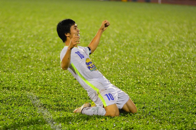 Công Phượng ăn mừng sau pha ghi bàn mở tỷ số vào lưới U19 Hàn Quốc.