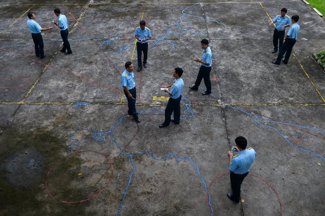 
Các phi công trẻ chăm chú theo dõi bài giảng của thầy, đàn anh và đồng đội khác tại sân tập bay mô hình Su-30MK2 - Ảnh: Thuận Thắng
