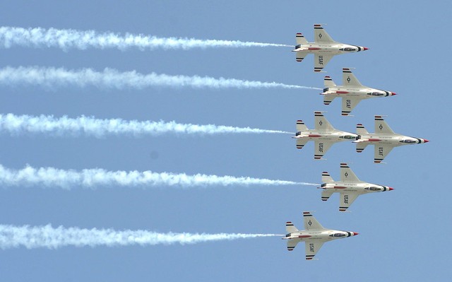 Đội bay Thunderbirds trình diễn tại triển làm hàng không ở sân bay Don Muang, Bangkok, Thái Lan, vào năm 2009.