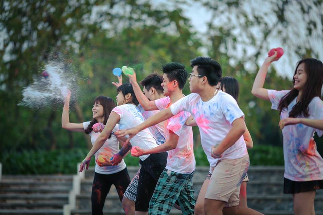 Các thần dân của lớp 12A6 của trường Phan Đình Phùng đã cùng nhau tạo nên một bộ ảnh kỷ yếu đầy màu sắc rực rỡ