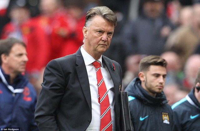 
Van Gaal nhìn không vui khi trọng tài nổi hồi còi hết giờ.
