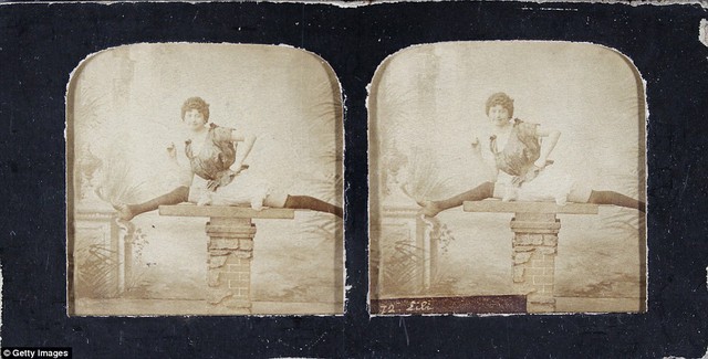 
Vũ công Lili đang tập luyện động tác xoạc chân với váy lót và tất đen năm 1890.

