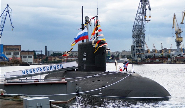 
Hiện nay, Hải quân Nga cũng đang sở hữu 3 tàu ngầm lớp Kilo biến thể 636.3 hiện đại nhất với hệ thống điện tử nâng cấp và khả năng hoạt động êm ái. Các tàu ngầm Kilo 636.3 được trang bị các loại vũ khí như ngư lôi, tên lửa hành trình Klub.
